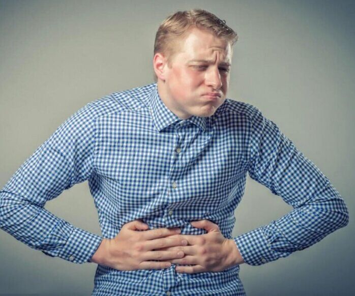 Dolor abdominal y náuseas debido a parásitos en el cuerpo.