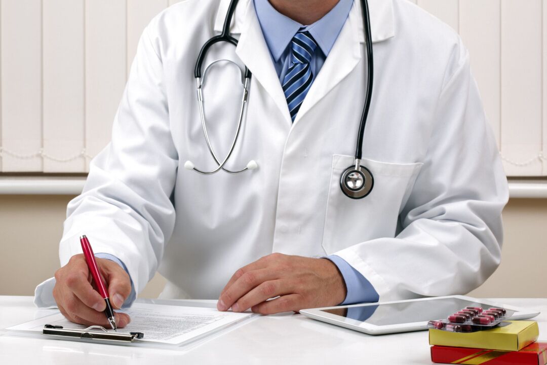 El médico prescribe un tratamiento para las lombrices.