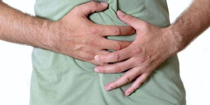 El dolor abdominal puede ser un síntoma de helmintiasis. 