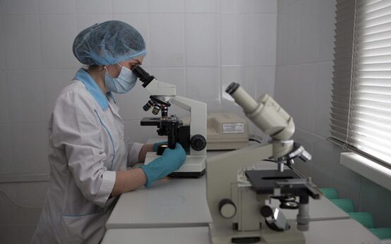 La microhelmintoscopia puede detectar parásitos en las heces